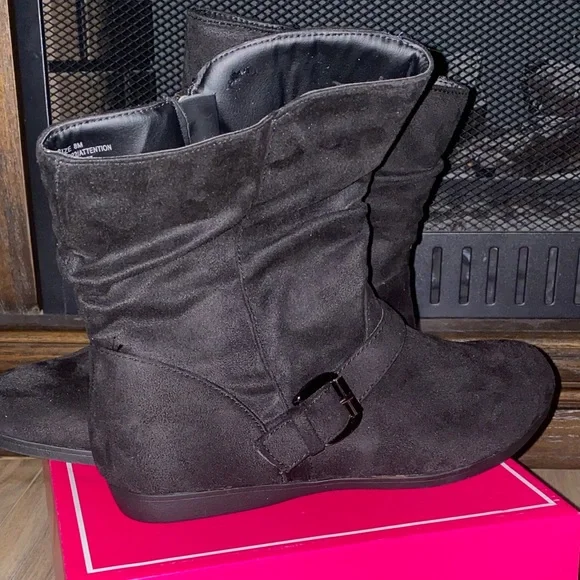 I.D. Required Brand New Black Suede Slouch Booties size 8 - Picture 6 of 9